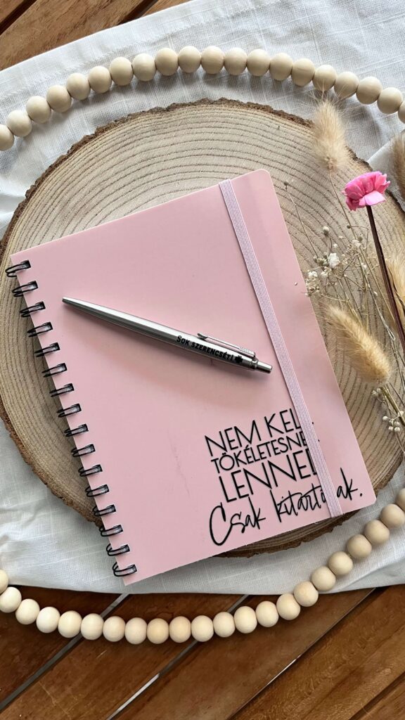 UV DTF MATRICA - ÚTMUTATÓ KEZDŐ FELHASZNÁLÓKNAK - Notesz és toll UV DTF matricával