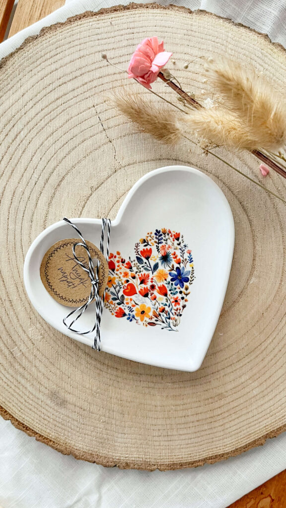 ANYÁK NAPI AJÁNDÉK – SZÍV ALAKÚ RAYSIN TÁLKA UV DTF FÓLIÁVAL DÍSZÍTVE