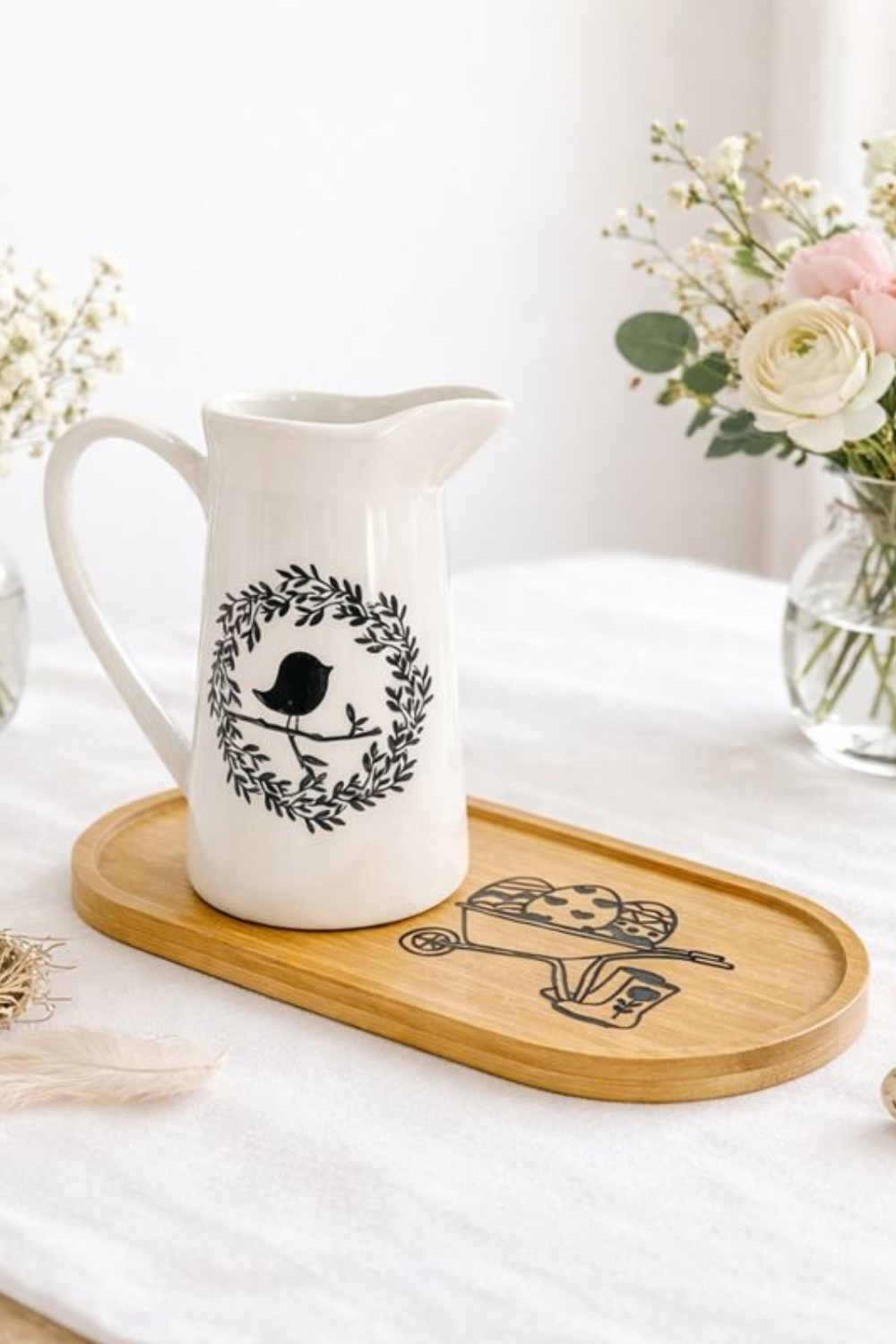 Húsvéti asztali dekoráció házilag – kerámia kiöntő és fa tálca UV DTF matricával