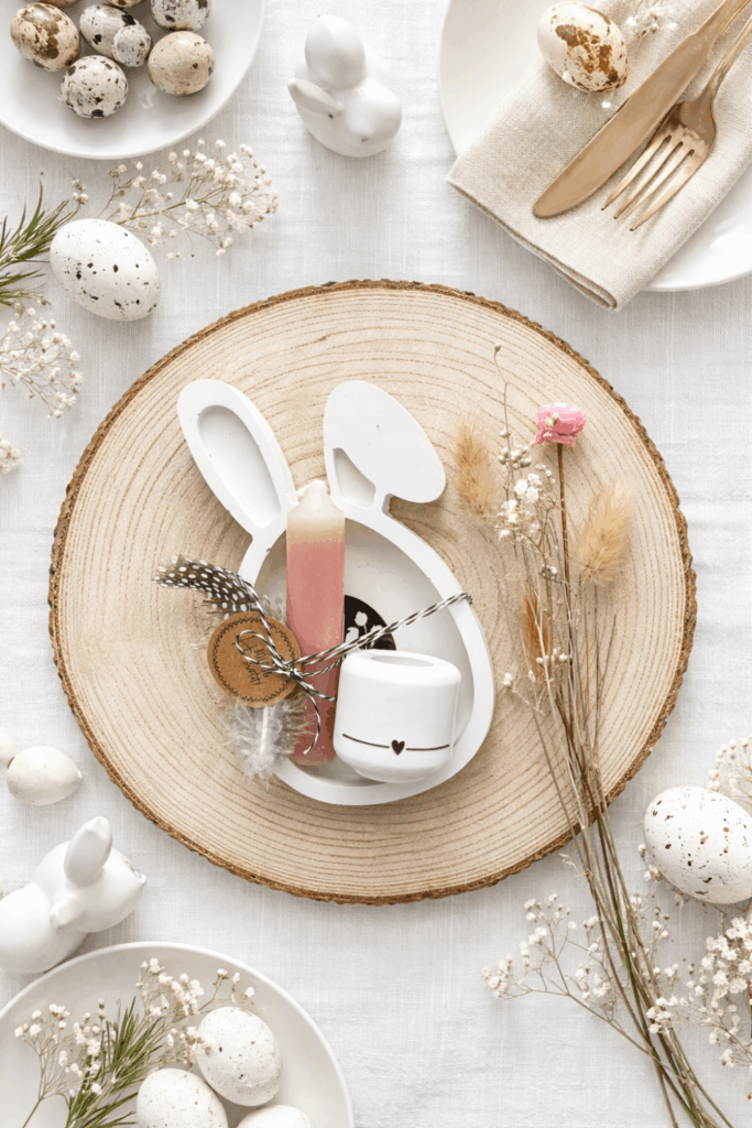 HÚSVÉTI AJÁNDÉKCSOMAG – RAYSIN ÖNTŐPORRAL KÉSZÍTETT NYUSZIS TÁLCA ÉS GYERTYATARTÓ