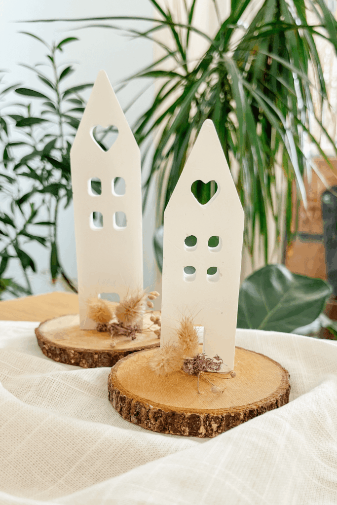 Raysin házikók fakorongon – húsvéti dekoráció ötletek természetes alapokon