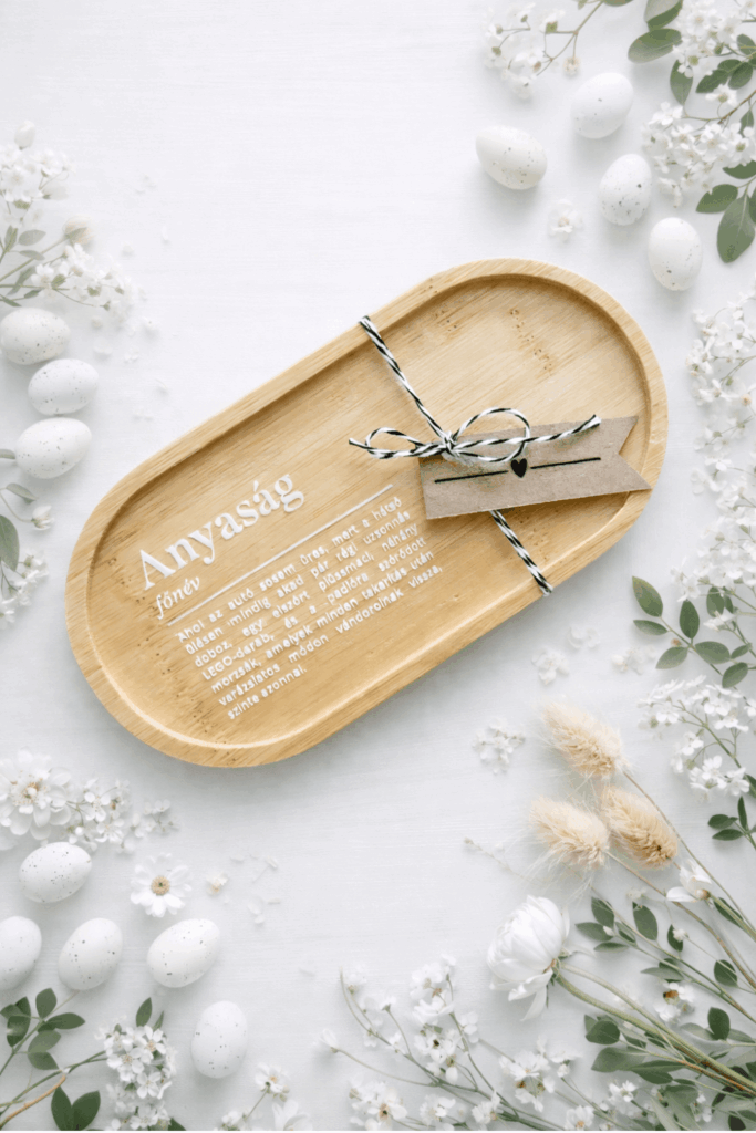 EGYEDI AJÁNDÉK ANYUKÁKNAK – BAMBUSZ TÁLCA UV DTF MATRICÁVAL
