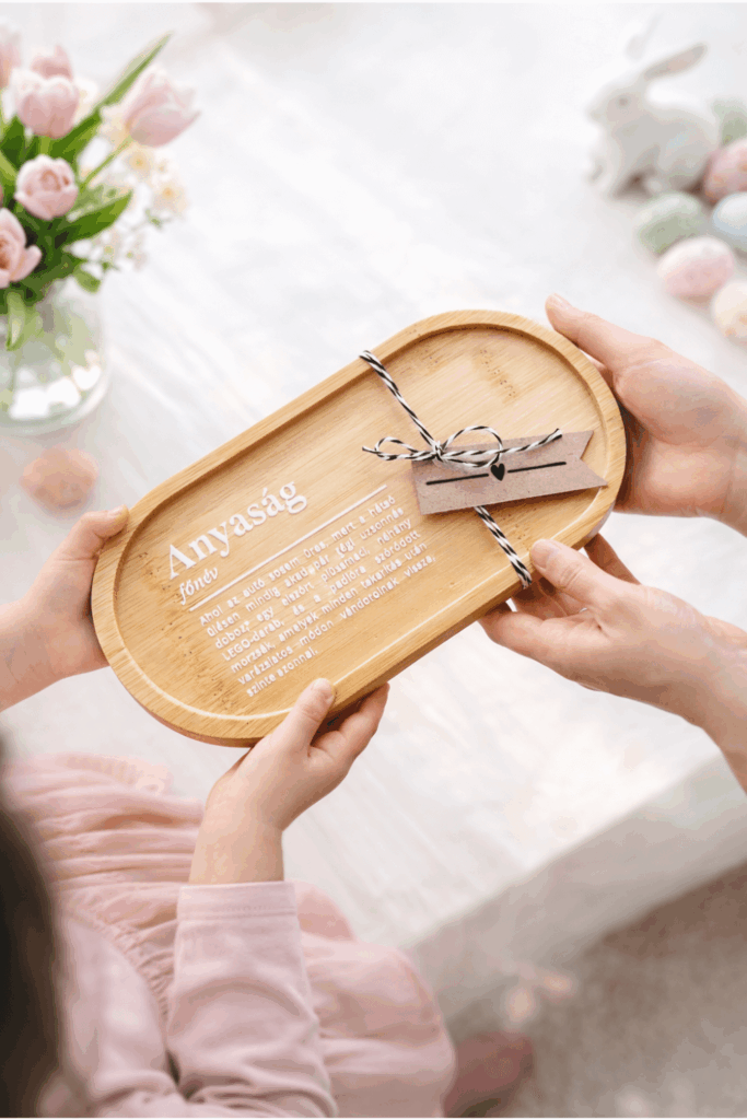 EGYEDI AJÁNDÉK ANYUKÁKNAK – BAMBUSZ TÁLCA UV DTF MATRICÁVAL