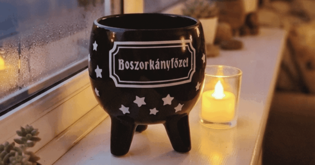 HALLOWEEN ÜST  DEKORÁCIÓ HÁZILAG – BOSZORKÁNYOS KASPÓ CRICUT FÓLIÁVAL